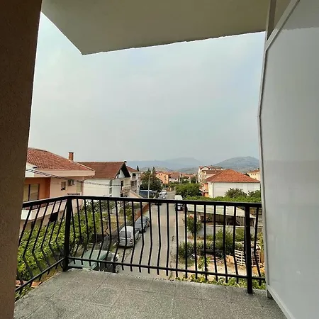 Lovely 1-bedroom With 2-patios And Parking Apartament