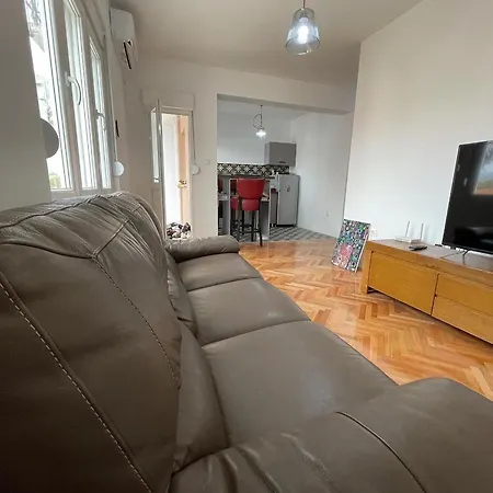Lovely 1-bedroom With 2-patios And Parking Podgorica