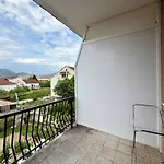 Lovely 1-bedroom With 2-patios And Parking Апартаменти *