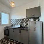 Апартаменти Lovely 1-bedroom With 2-patios And Parking Подгориця