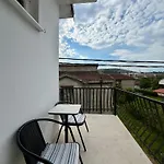 Apartmán Lovely 1-bedroom With 2-patios And Parking Podgorica