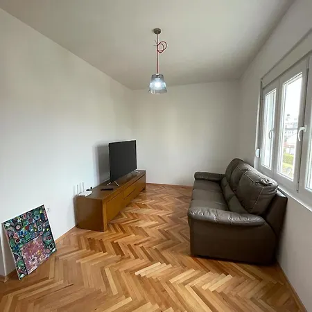 Lovely 1-bedroom With 2-patios And Parking 公寓 波德戈里察