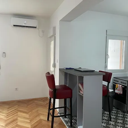 Lovely 1-bedroom With 2-patios And Parking Apartment
