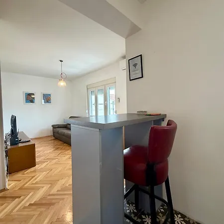 Lovely 1-bedroom With 2-patios And Parking Апартаменти *