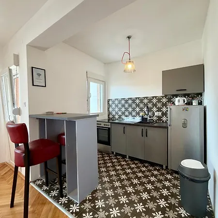 Апартаменти Lovely 1-bedroom With 2-patios And Parking Подгориця