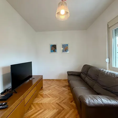 Lovely 1-bedroom With 2-patios And Parking Appartement Podgorica