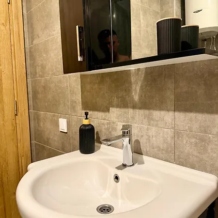 Lovely 1-bedroom With 2-patios And Parking *